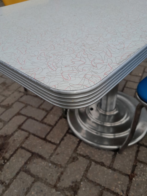 Image 1 of Table Mcdonalds et 2 chaises Sixties.