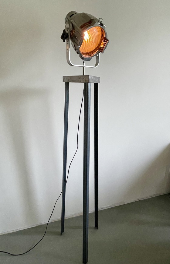Image 1 of Lampadaire sur mesure avec projecteur théâtral vintage