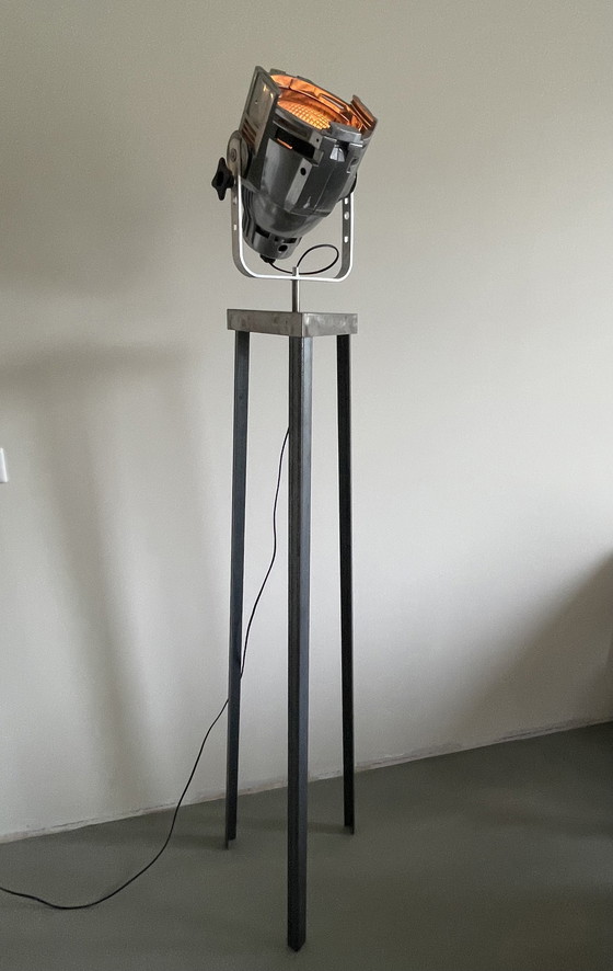 Image 1 of Lampadaire sur mesure avec projecteur théâtral vintage