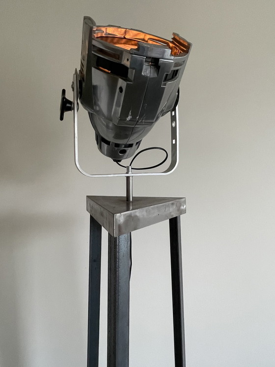 Image 1 of Lampadaire sur mesure avec projecteur théâtral vintage