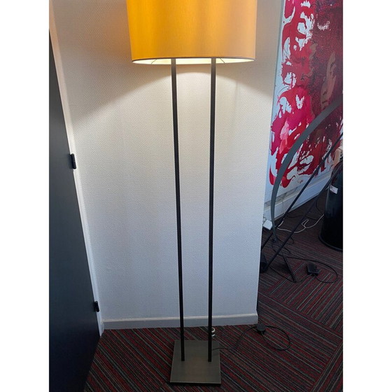 Image 1 of Lampadaire contemporain en métal noir avec abat-jour blanc