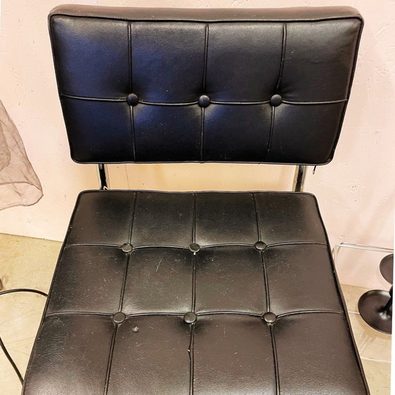 Image 1 of Cool Chrome Tubular Frame Chairs With Black Upholstery (Chaises à structure tubulaire chromée avec revêtement noir)