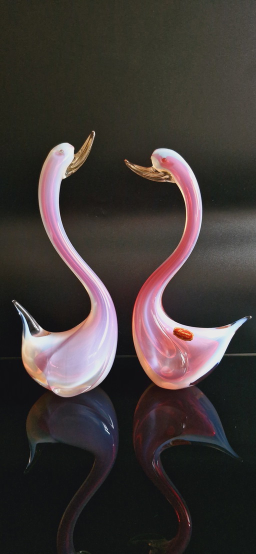 Paire d'oiseaux en verre de Murano rose opalin des années 60