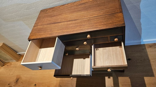 Belle commode avec tiroirs multicolores.