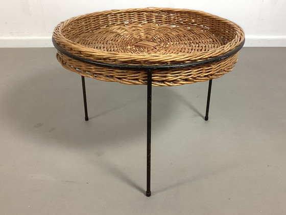 Image 1 of Table vintage en osier et rotin Plateau à revues