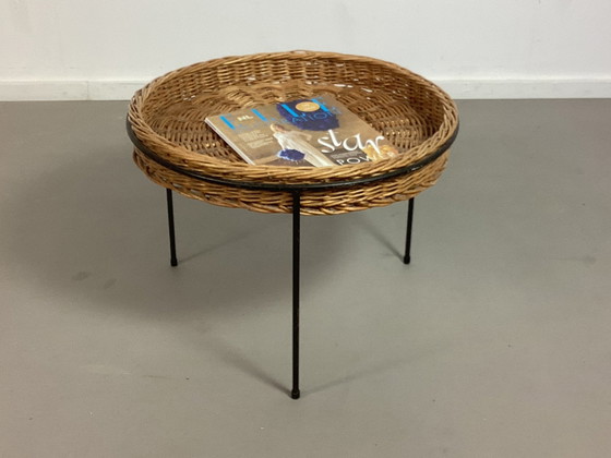 Image 1 of Table vintage en osier et rotin Plateau à revues