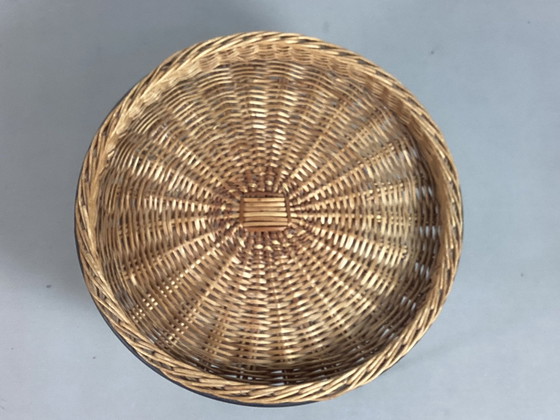 Image 1 of Table vintage en osier et rotin Plateau à revues