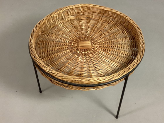Image 1 of Table vintage en osier et rotin Plateau à revues