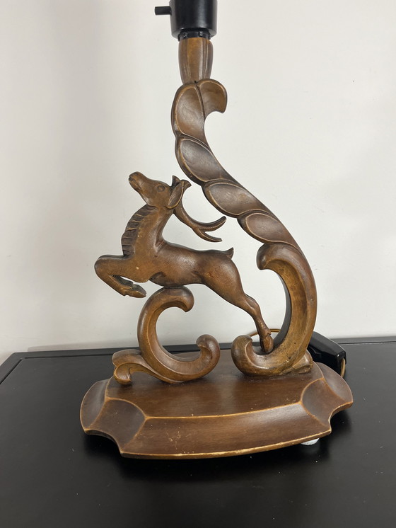 Image 1 of Lampe en bois vintage avec cerf sculpté en bois orné