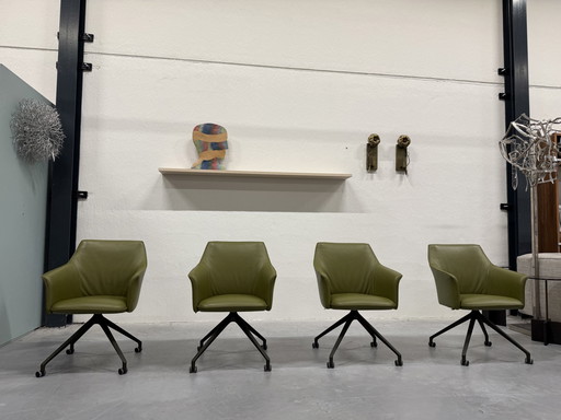 4 chaises de salle à manger Leolux Mara sur roulettes en cuir vert