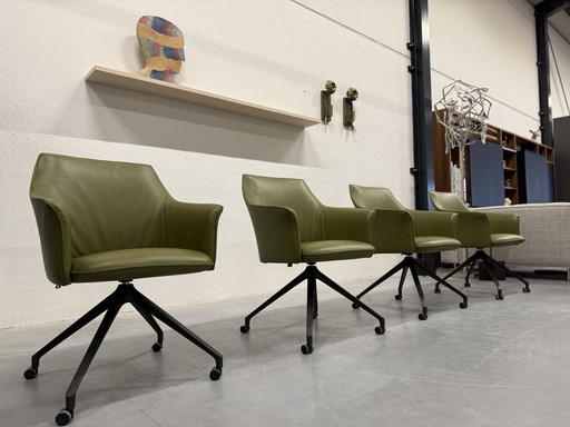 4 chaises de salle à manger Leolux Mara sur roulettes en cuir vert