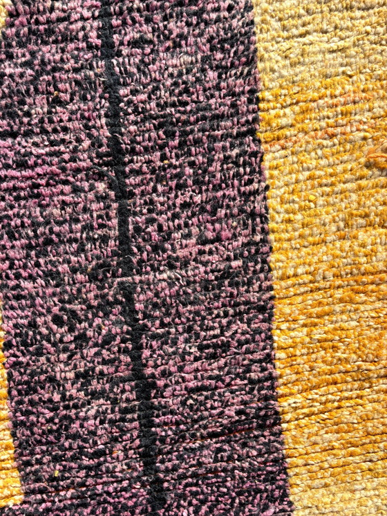 Image 1 of Tapis marocain jaune en laine nouée à la main