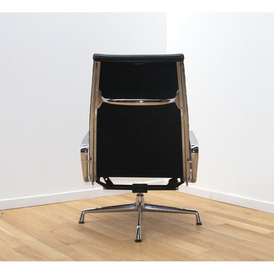 Image 1 of Fauteuil de bureau vintage EA124 en aluminium chromé et cuir par Charles et Ray Eames pour Vitra