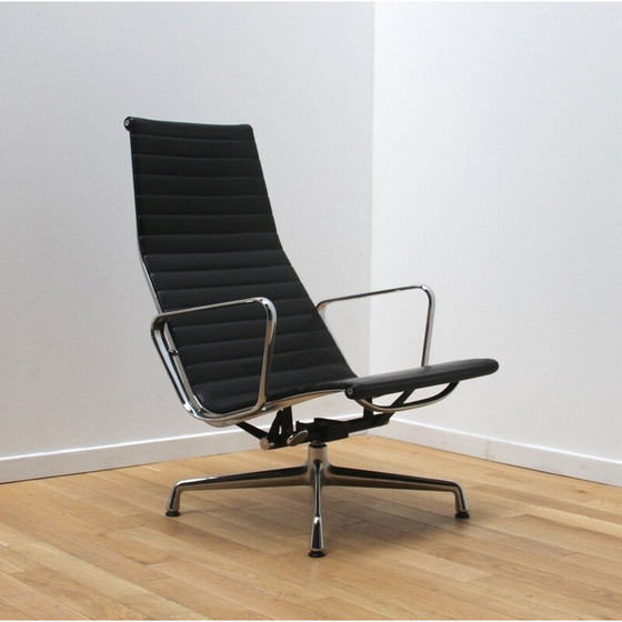 Image 1 of Fauteuil de bureau vintage EA124 en aluminium chromé et cuir par Charles et Ray Eames pour Vitra