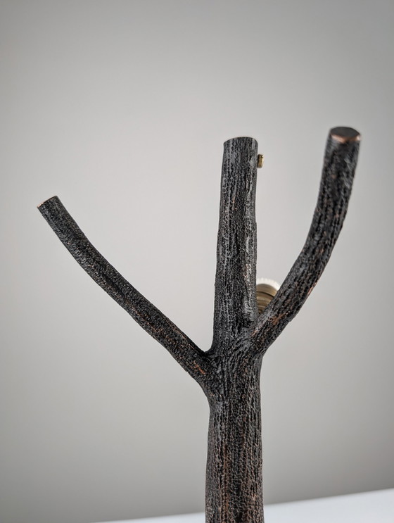 Image 1 of Lampe sculpturale en cuivre martelé en forme d'arbre, Mid Century Modern