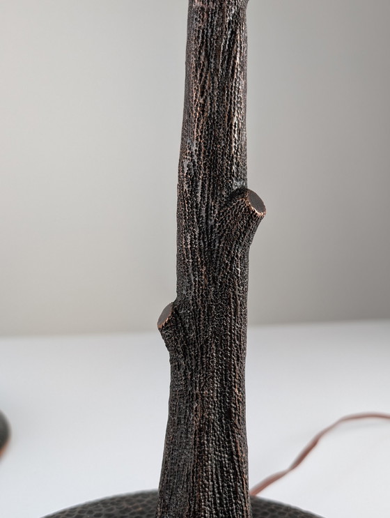 Image 1 of Lampe sculpturale en cuivre martelé en forme d'arbre, Mid Century Modern