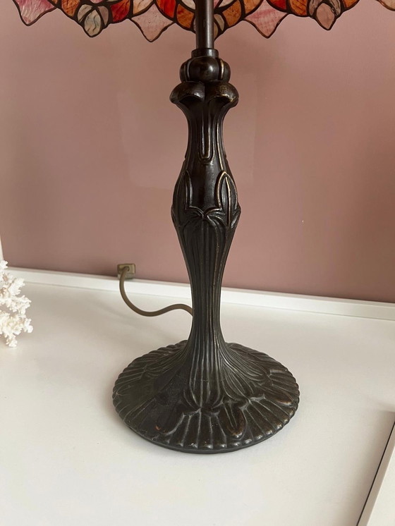 Image 1 of Lampe de table vintage Tiffany Style Vitrail Plumes de Paon