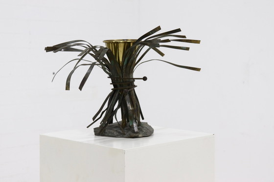 Image 1 of Vase sculptural vintage en laiton