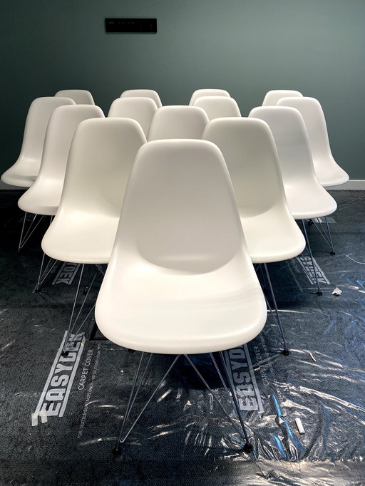 14x Vitra Eames Stoelen