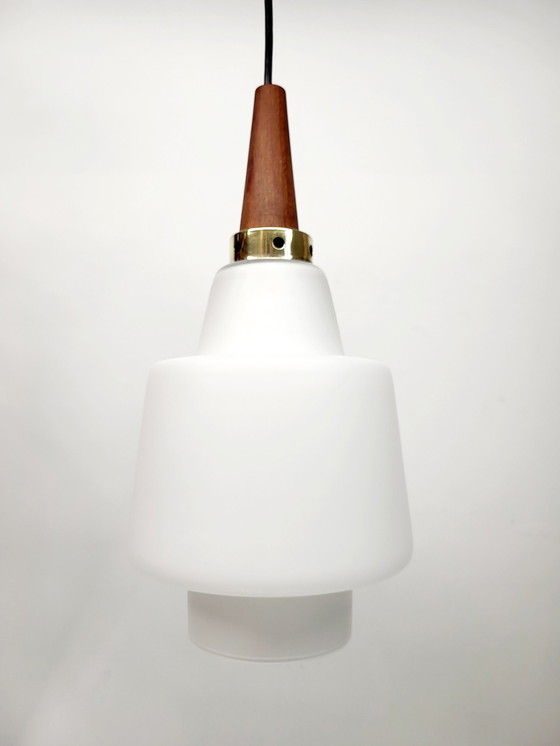 Image 1 of Lampe suspendue vintage en verre opalin, style scandinave, teck, années 1960