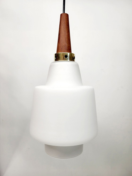 Image 1 of Lampe suspendue vintage en verre opalin, style scandinave, teck, années 1960