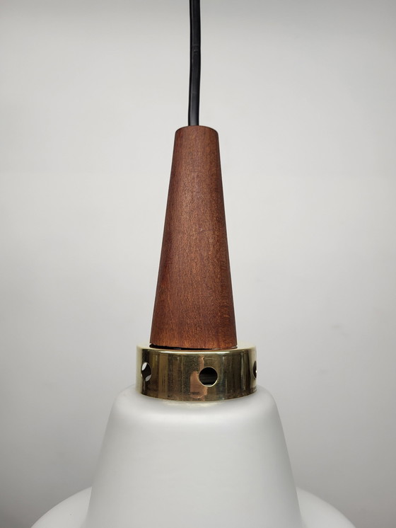 Image 1 of Lampe suspendue vintage en verre opalin, style scandinave, teck, années 1960
