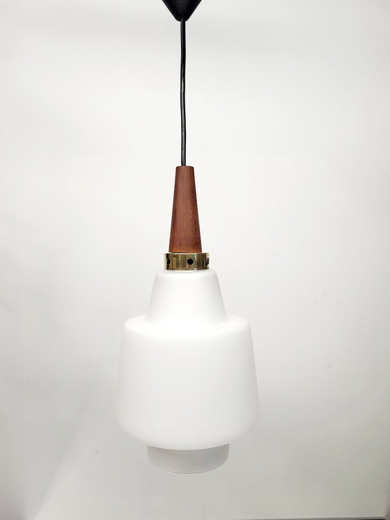 Image 1 of Lampe suspendue vintage en verre opalin, style scandinave, teck, années 1960