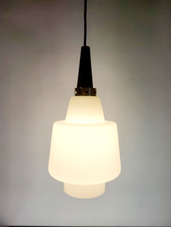 Image 1 of Lampe suspendue vintage en verre opalin, style scandinave, teck, années 1960