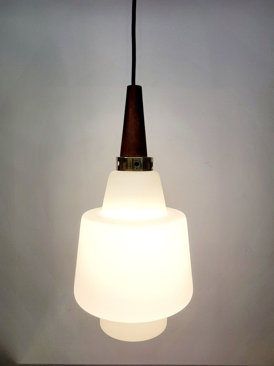 Image 1 of Lampe suspendue vintage en verre opalin, style scandinave, teck, années 1960