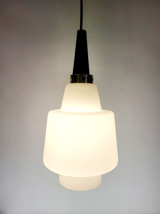 Image 1 of Lampe suspendue vintage en verre opalin, style scandinave, teck, années 1960