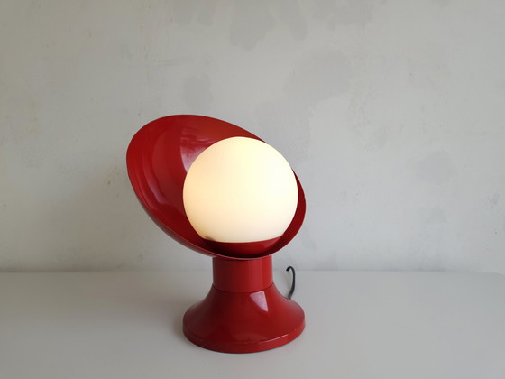 Image 1 of Rare lampe de table de l'ère spatiale rouge et blanche avec ampoule en verre dépoli