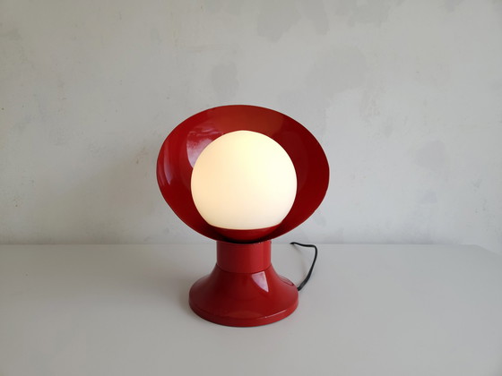 Image 1 of Rare lampe de table de l'ère spatiale rouge et blanche avec ampoule en verre dépoli