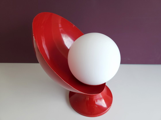 Image 1 of Rare lampe de table de l'ère spatiale rouge et blanche avec ampoule en verre dépoli