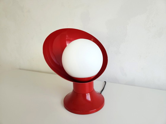 Image 1 of Rare lampe de table de l'ère spatiale rouge et blanche avec ampoule en verre dépoli
