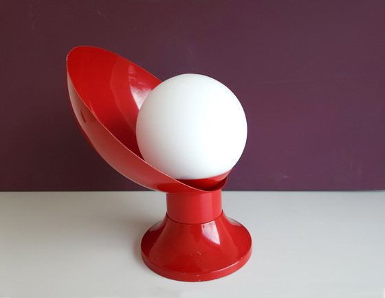 Image 1 of Rare lampe de table de l'ère spatiale rouge et blanche avec ampoule en verre dépoli