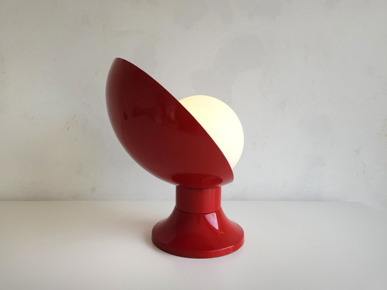 Image 1 of Rare lampe de table de l'ère spatiale rouge et blanche avec ampoule en verre dépoli
