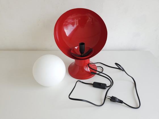 Image 1 of Rare lampe de table de l'ère spatiale rouge et blanche avec ampoule en verre dépoli