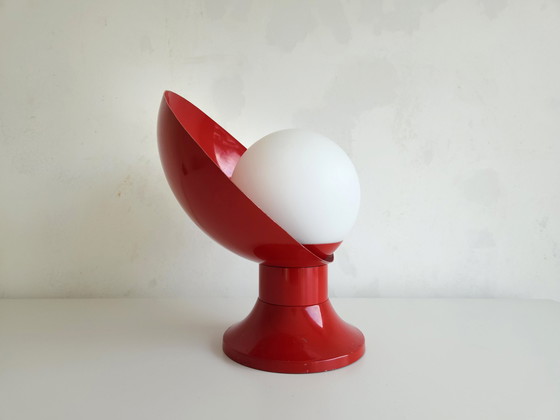 Image 1 of Rare lampe de table de l'ère spatiale rouge et blanche avec ampoule en verre dépoli