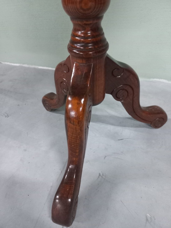 Image 1 of Table d'appoint vintage en noyer italien Table à plantes avec incrustation.