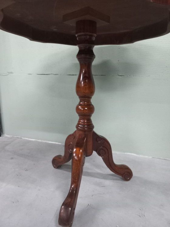 Image 1 of Table d'appoint vintage en noyer italien Table à plantes avec incrustation.