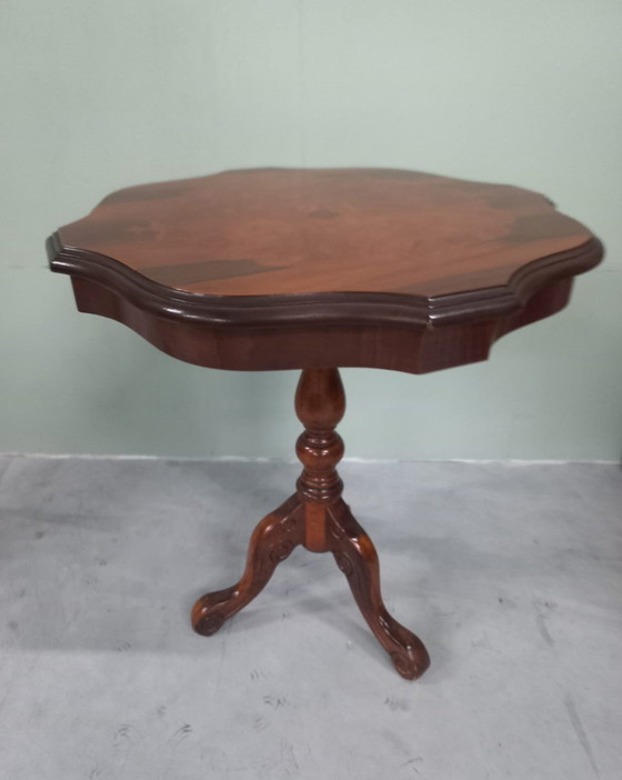 Image 1 of Table d'appoint vintage en noyer italien Table à plantes avec incrustation.