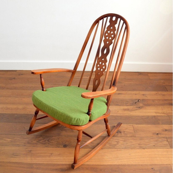 Image 1 of Fauteuil à bascule Windsor en hêtre et bois d'orme, 1950