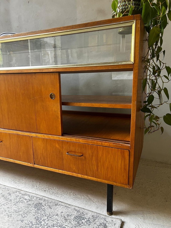 Image 1 of Vitrine de comptoir des années 50 en stratifié avec tiroirs sur pieds en métal