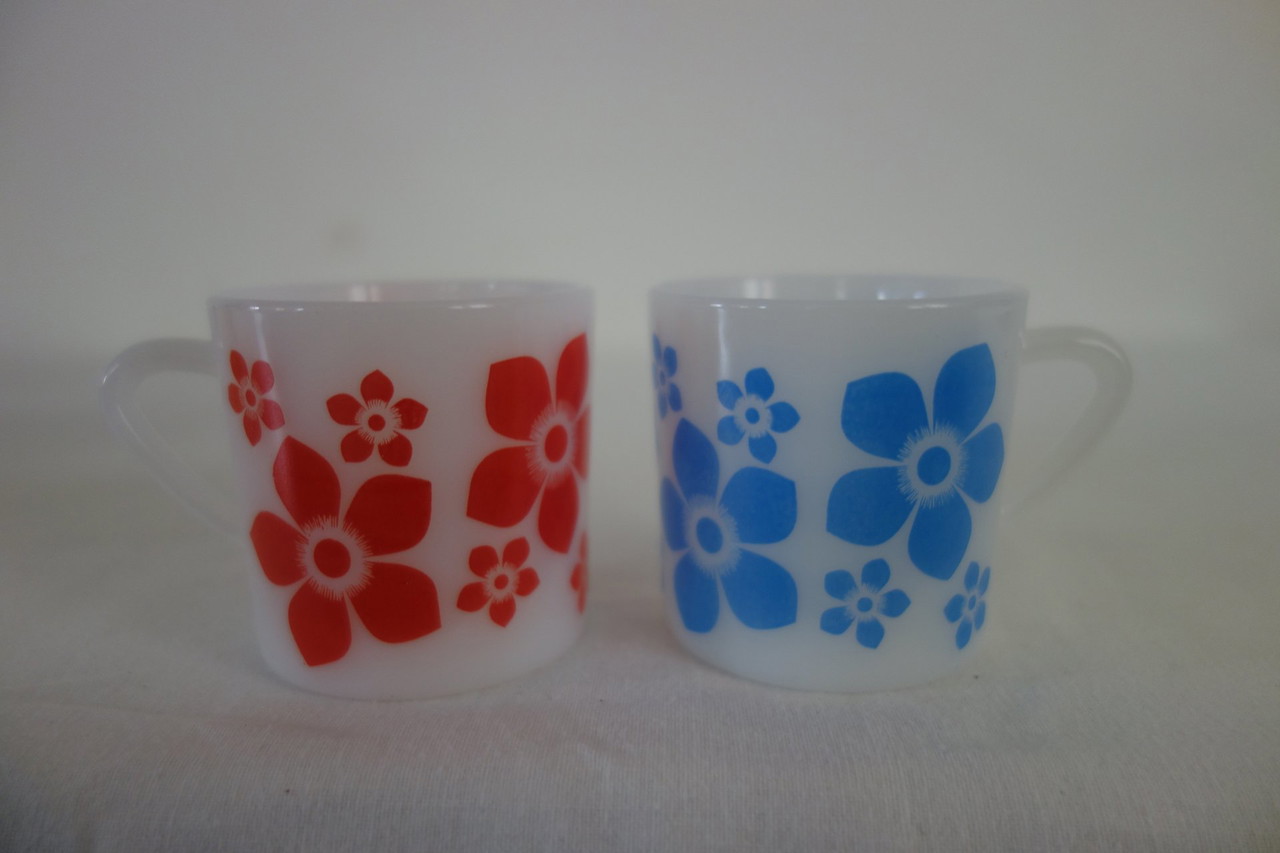 Lot De 8 Tasses à Café Arcopal à Fleurs - Vintage, En Opaline Multicolore, Occasion En Très Bon état