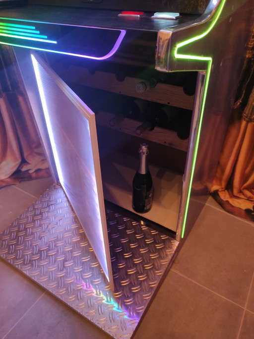 Ce Meuble De Bar Multifonctionnel A Été Conçu Pour Transformer N'Importe Quel Espace En Un Centre De Style