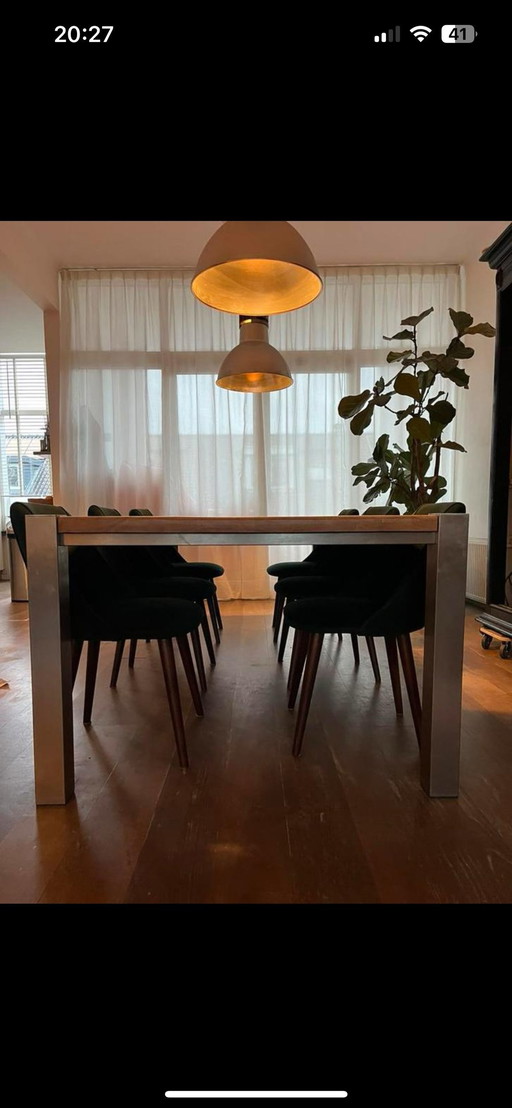 Grande table de salle à manger avec cadre en métal et beaux plateaux en bois