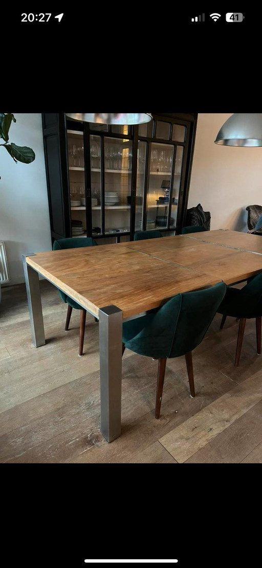 Grande table de salle à manger avec cadre en métal et beaux plateaux en bois