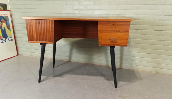 Image 1 of Bureau à pattes d'oie Mid Century