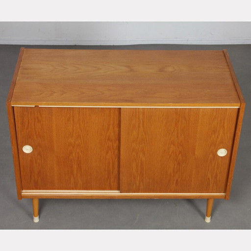 Commode vintage en bois de chêne par Zapadoslovenske Nabytkarske Zavody, Tchécoslovaquie 1960