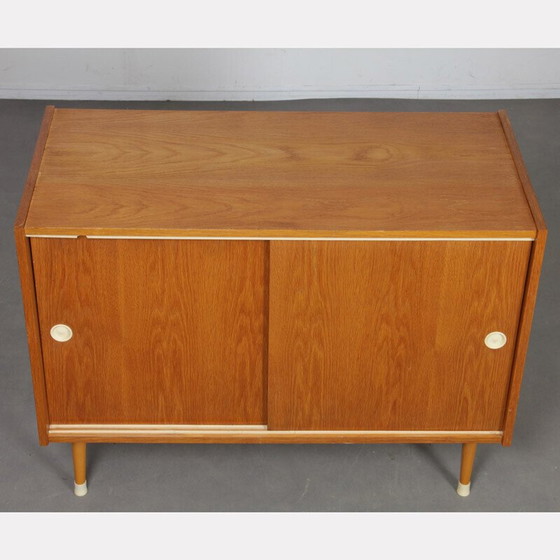 Image 1 of Commode vintage en bois de chêne par Zapadoslovenske Nabytkarske Zavody, Tchécoslovaquie 1960